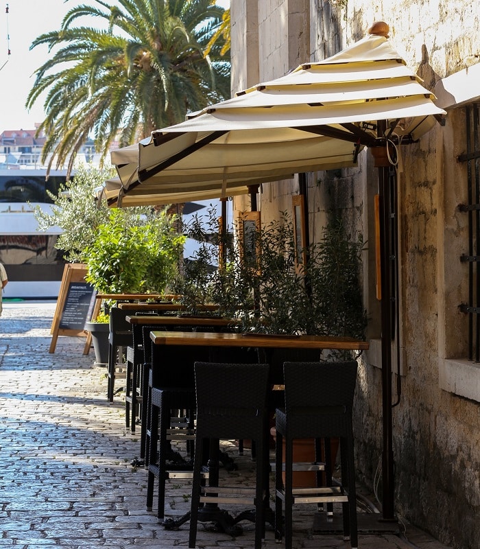 Parasol de pared resistente al viente para hostelería, modelo Ciak
