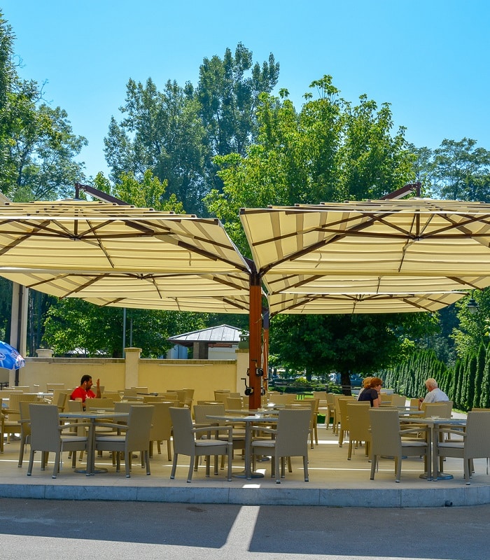 Parasol gigante multibrazo para hostelería, modelo Collage