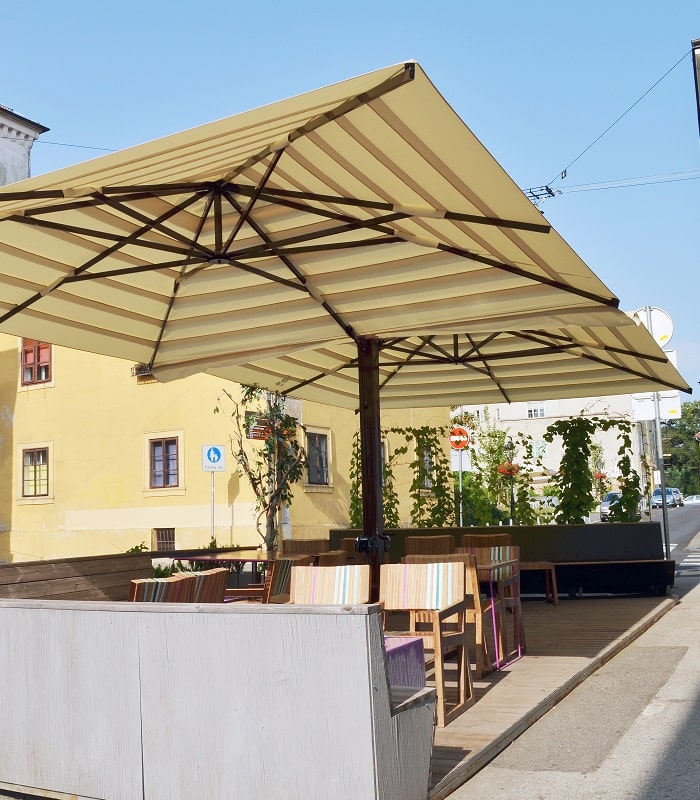 Parasol gigante multibrazo para hostelería, modelo Gemelli