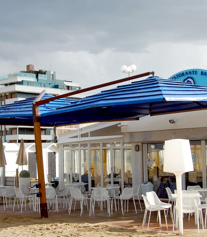 Parasol gigante multibrazo para hostelería, modelo Gemelli Lateral