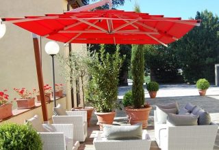 Sombrilla a medida excéntrica para terraza modelo Talento